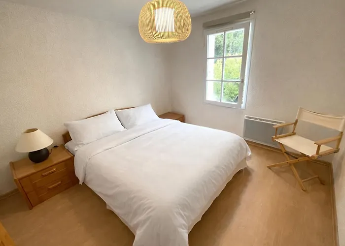 Plain-pied Avec Jardin Cloture Et Wifi, Proche - Fr-1-22-396 *