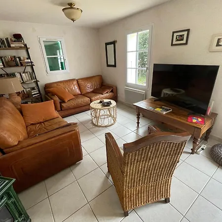 Plain-pied Avec Jardin Cloture Et Wifi, Proche - Fr-1-22-396 *