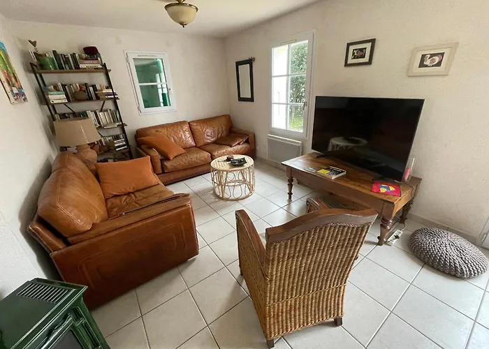 Plain-pied Avec Jardin Clôturé Et Wifi, Proche - Fr-1-22-396 *