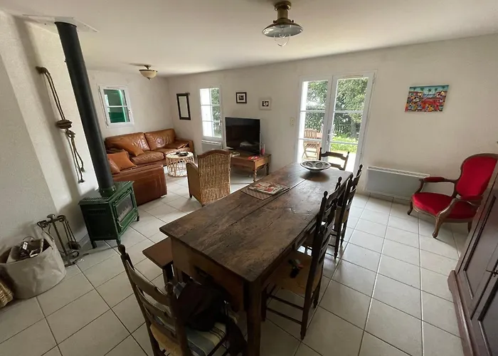 Plain-pied Avec Jardin Clôturé Et Wifi, Proche - Fr-1-22-396 *